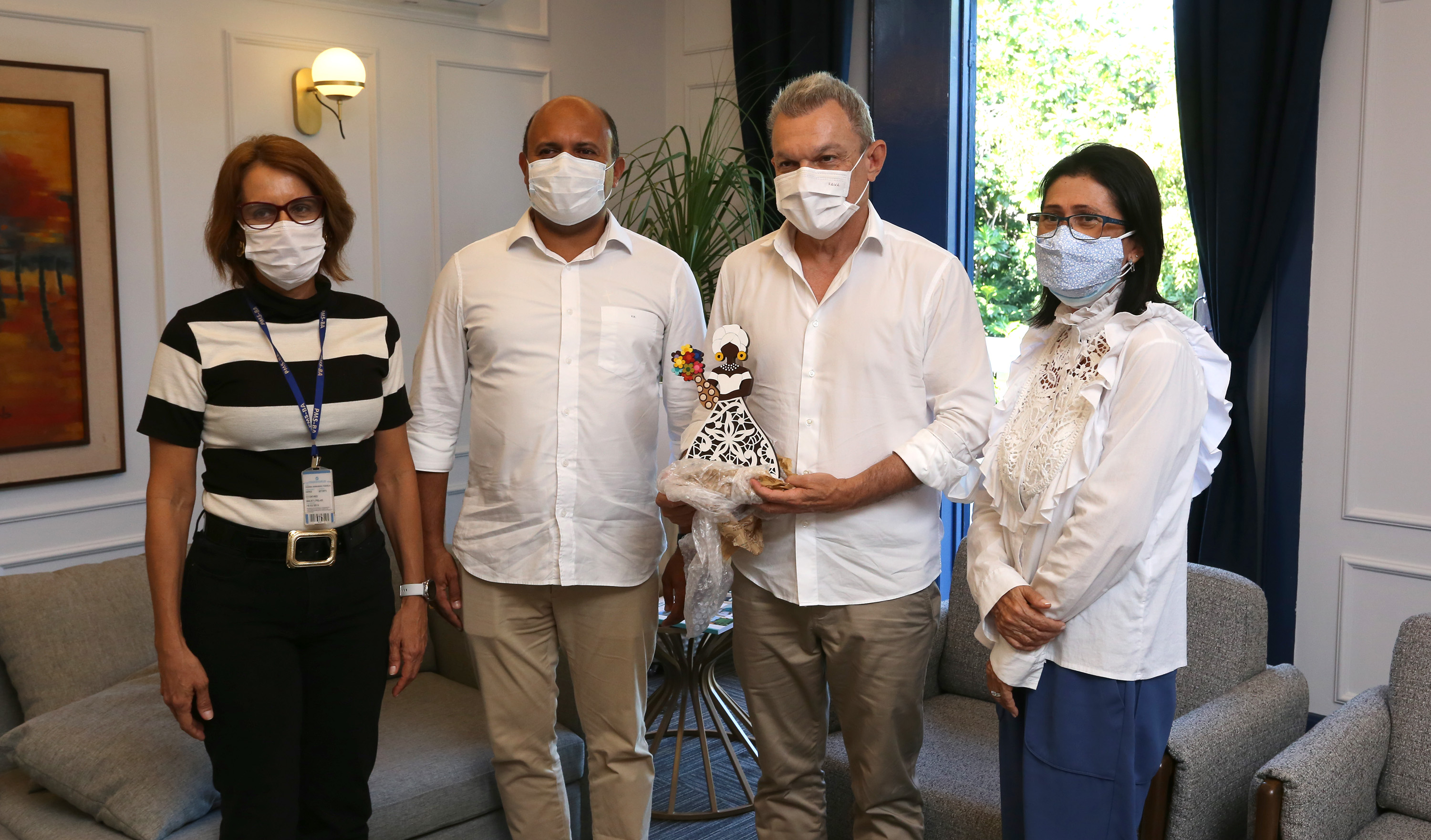 grupo de pessoas posa para a foto